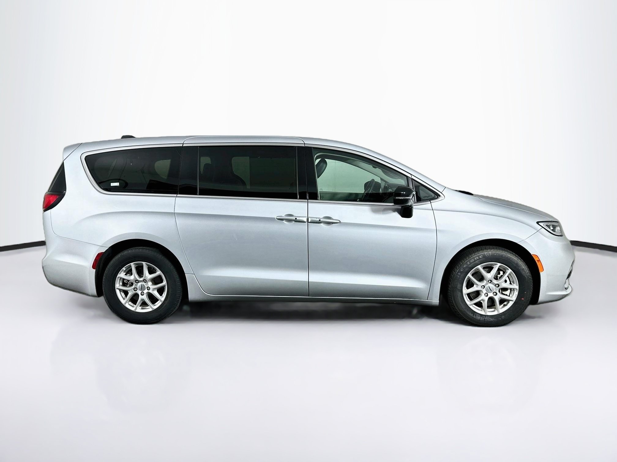 Used 2024 Chrysler Pacifica Touring-L FWD image 10