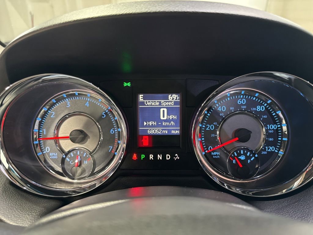 Used 2015 Chrysler Town & Country Touring image 17