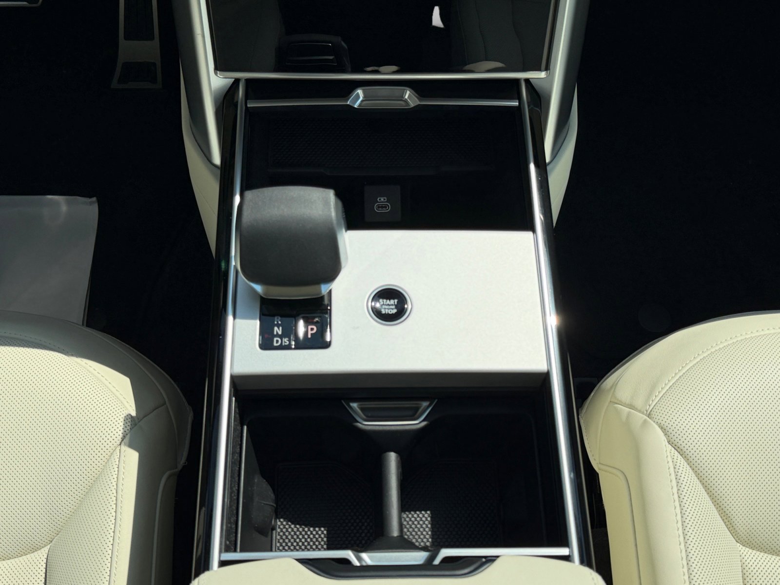 New 2025 Land Rover Range Rover SE image 15