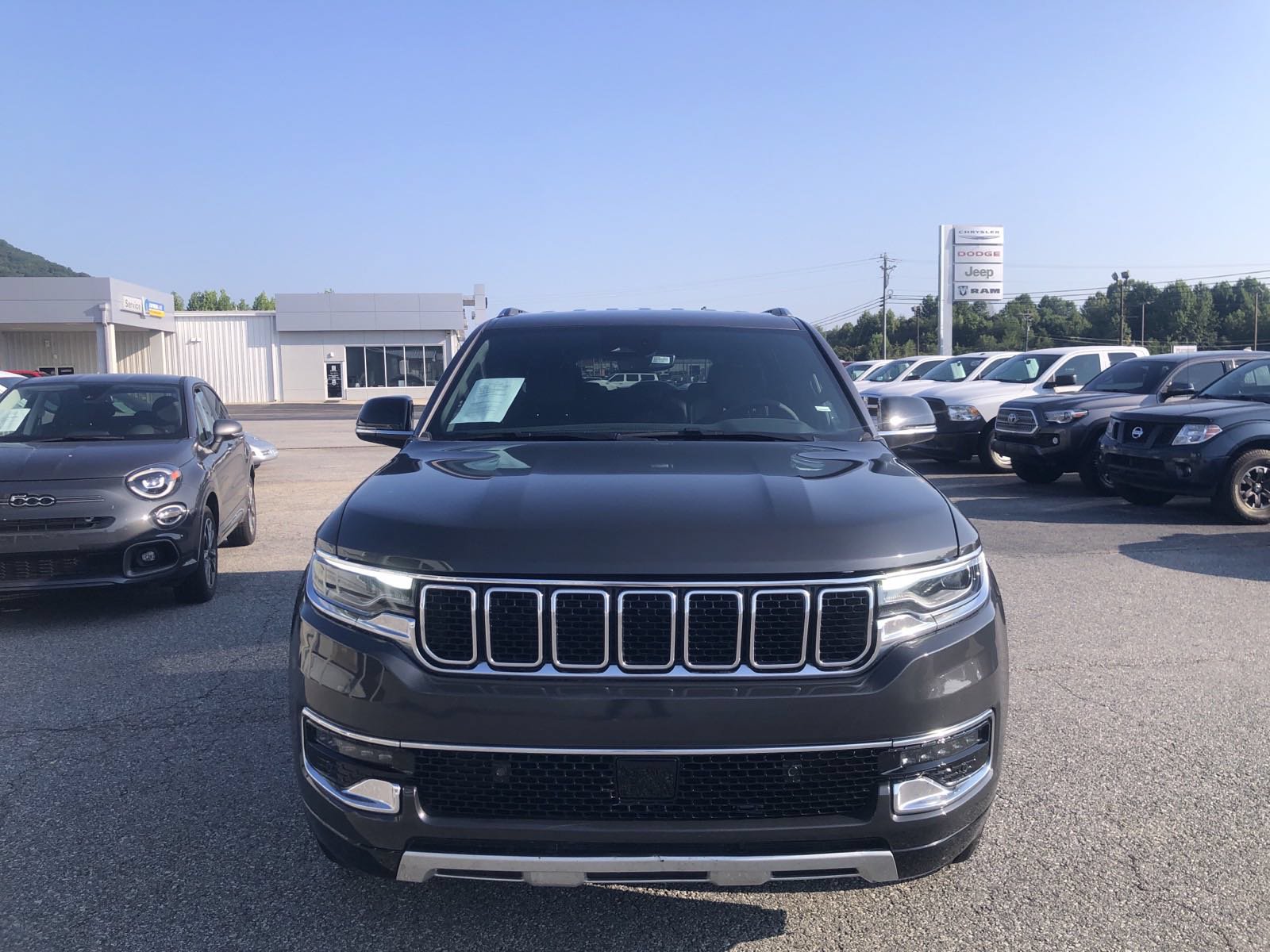 Used 2024 Jeep Wagoneer L Series II w/ Flexible Seating Group AWD/4WD image 2