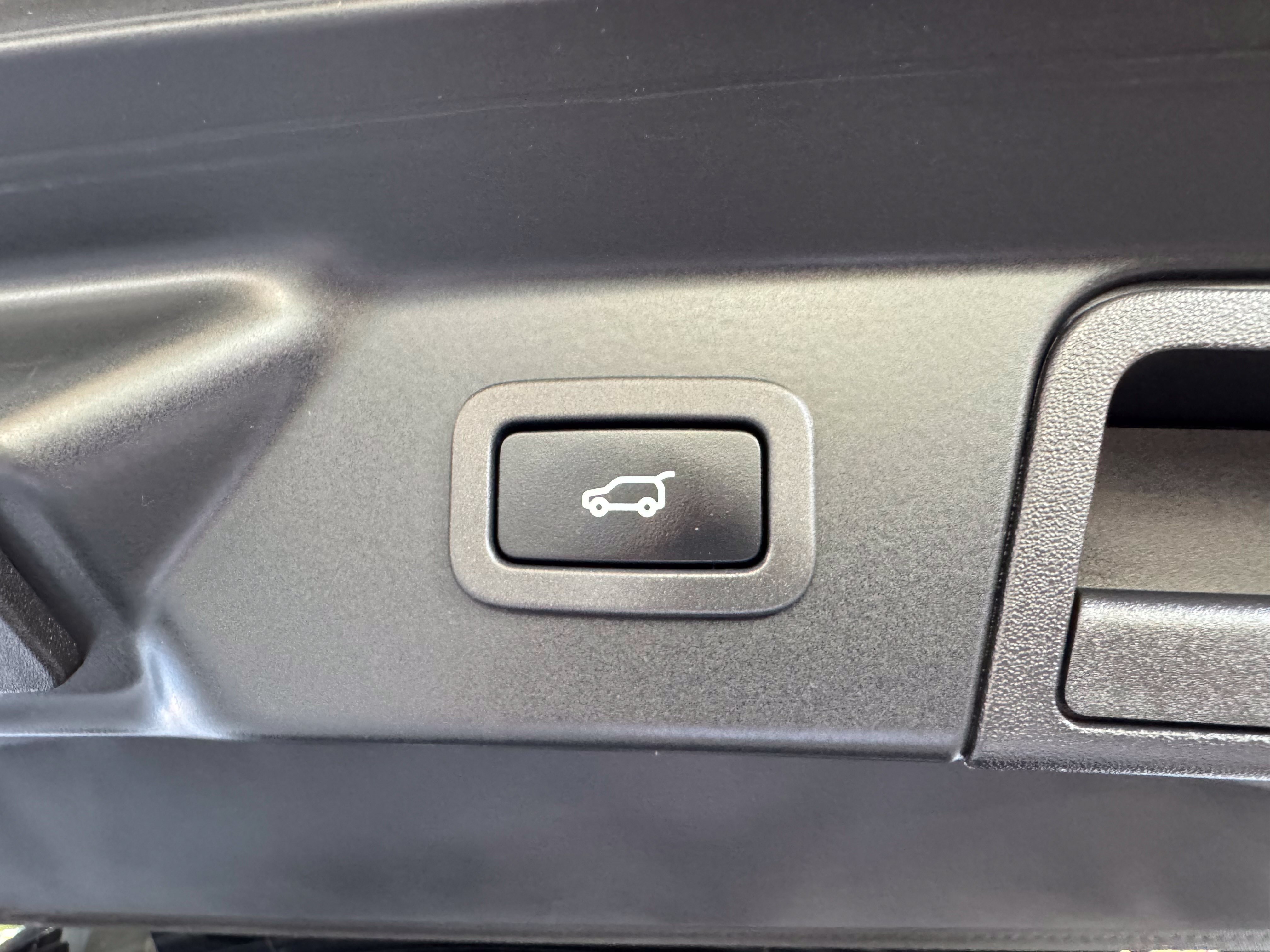 Used 2018 Land Rover Range Rover Velar S AWD/4WD image 53