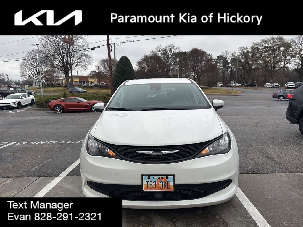 Used 2023 Chrysler Voyager LX image 2