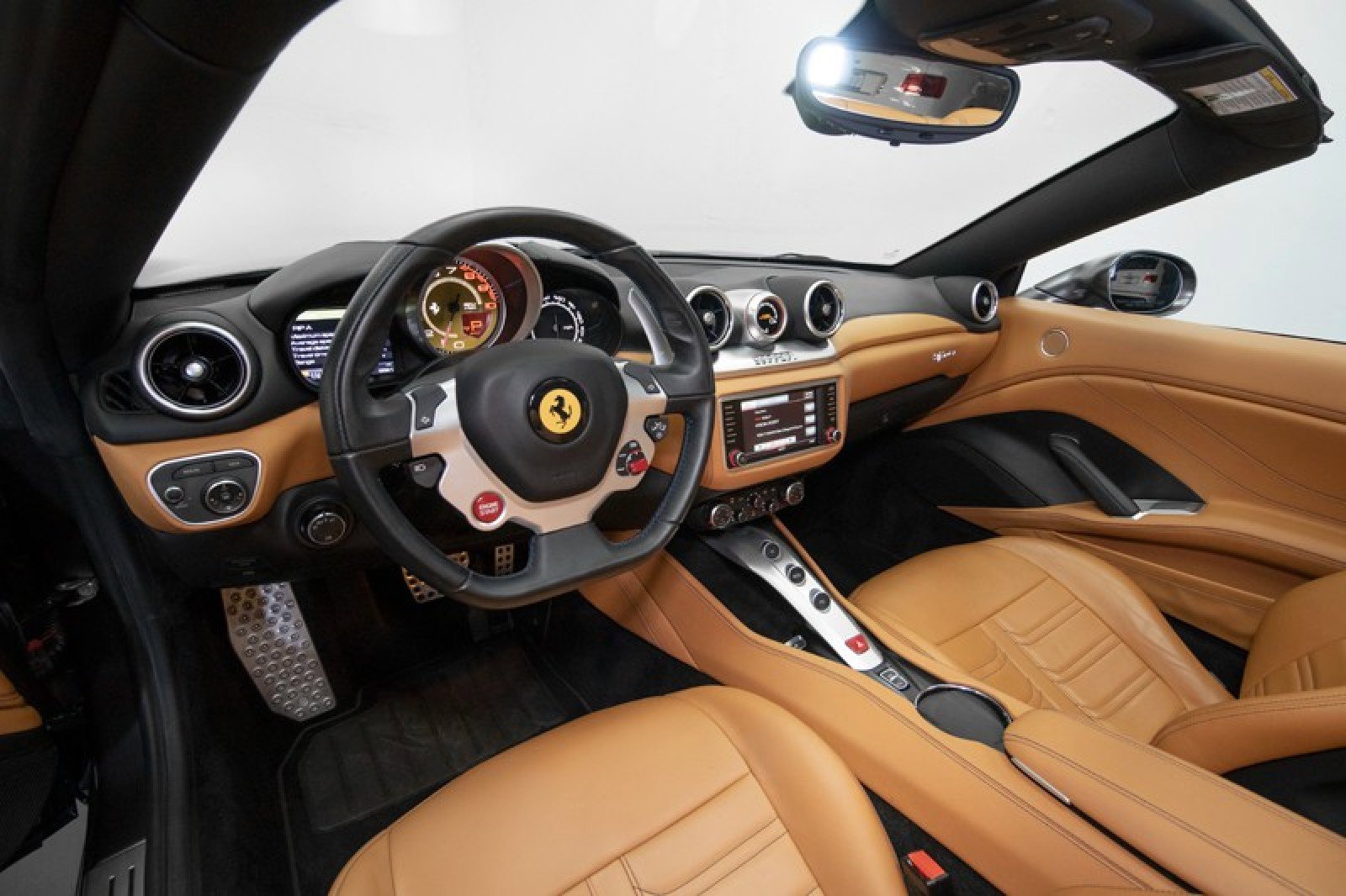 Used 2016 Ferrari California T RWD image 5