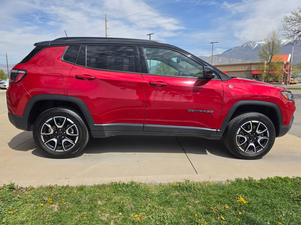 Used 2025 Jeep Compass Trailhawk image 4