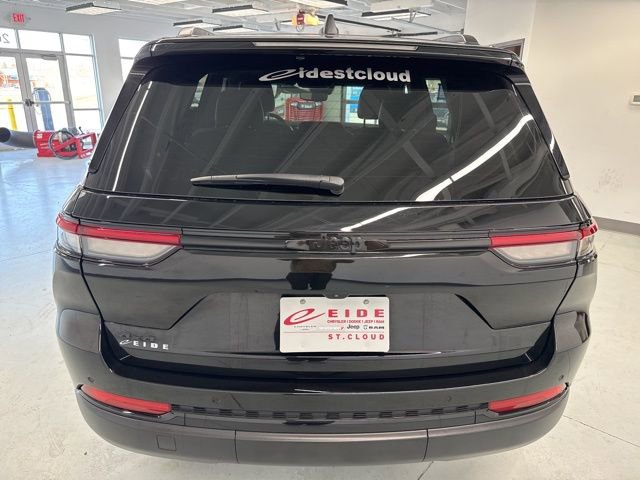 Used 2023 Jeep Grand Cherokee Altitude image 9