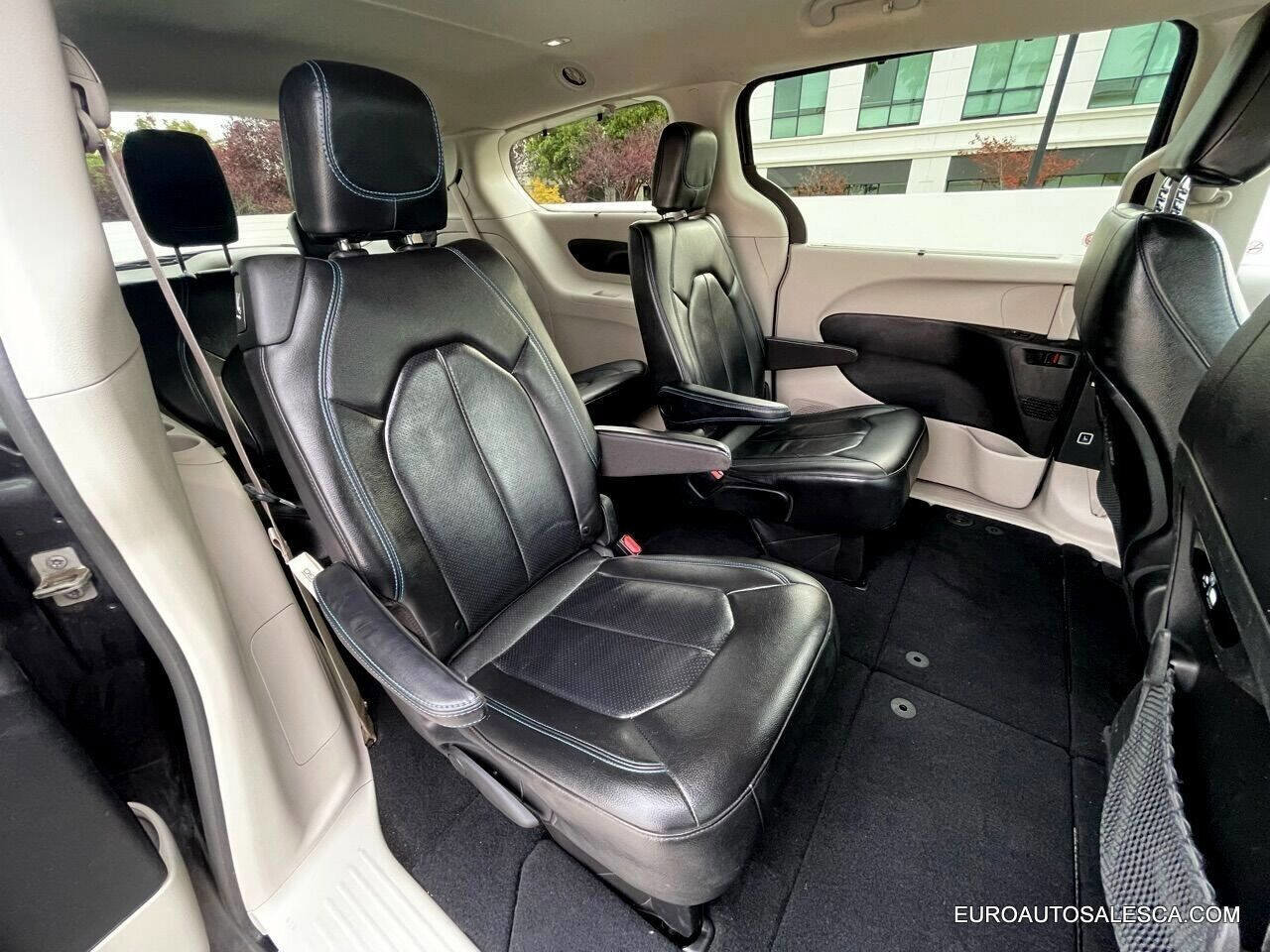 Used 2021 Chrysler Pacifica Touring-L image 20