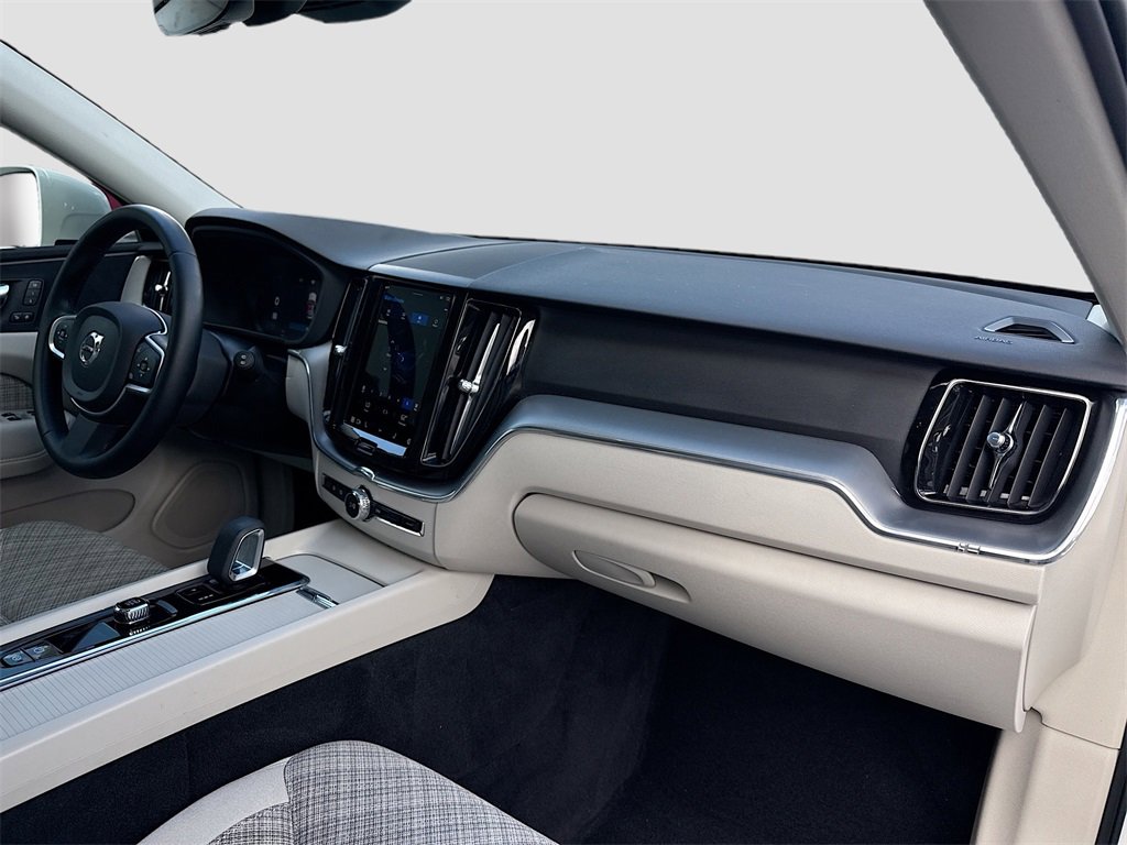 Used 2022 Volvo XC60 B5 Momentum image 32