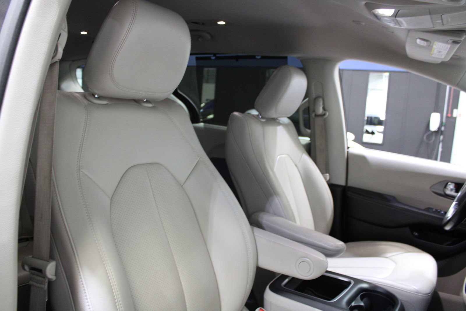 Used 2021 Chrysler Pacifica Touring-L FWD image 24