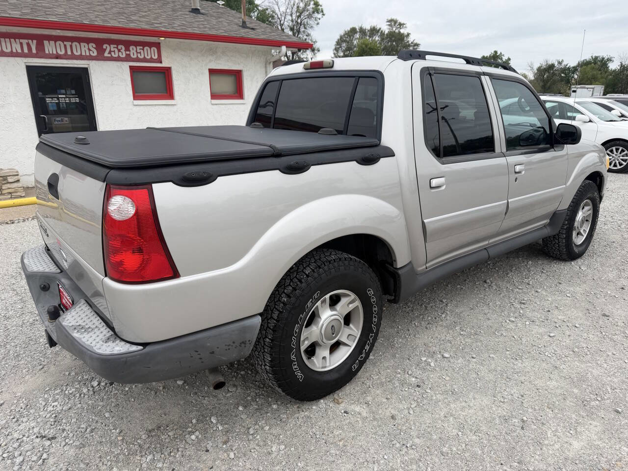 Used 2004 Ford Explorer Sport Trac XLT AWD/4WD image 3