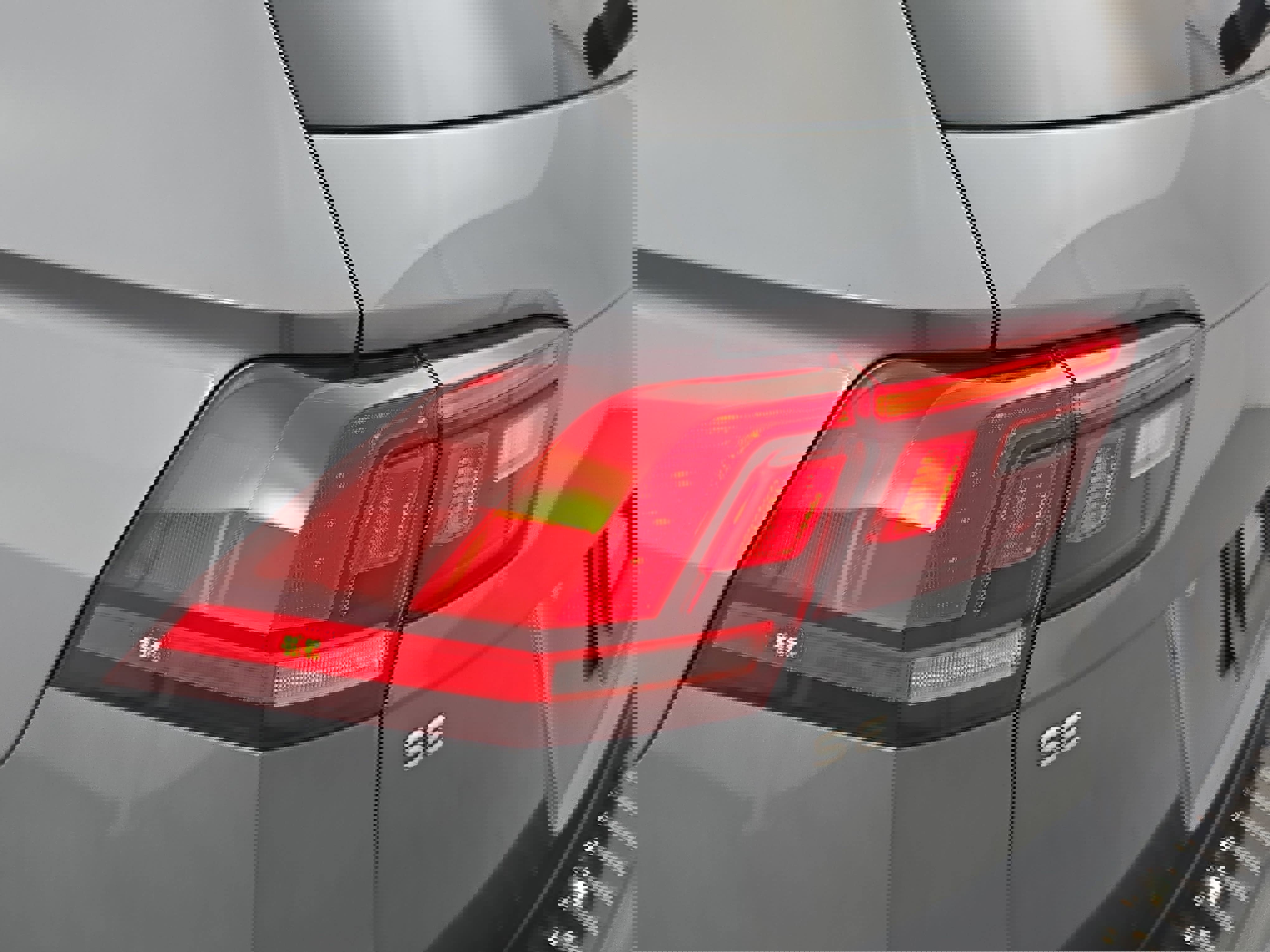 Certified 2022 Volkswagen Tiguan SE R-Line image 35