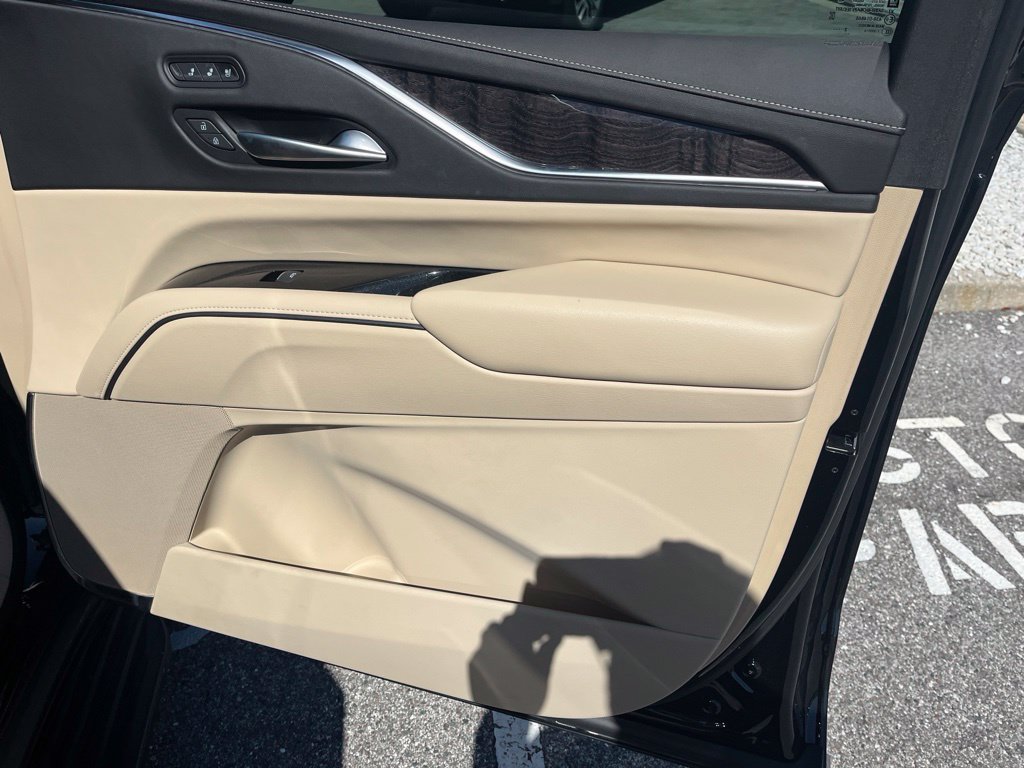 Used 2023 Cadillac Escalade Premium Luxury AWD/4WD image 5
