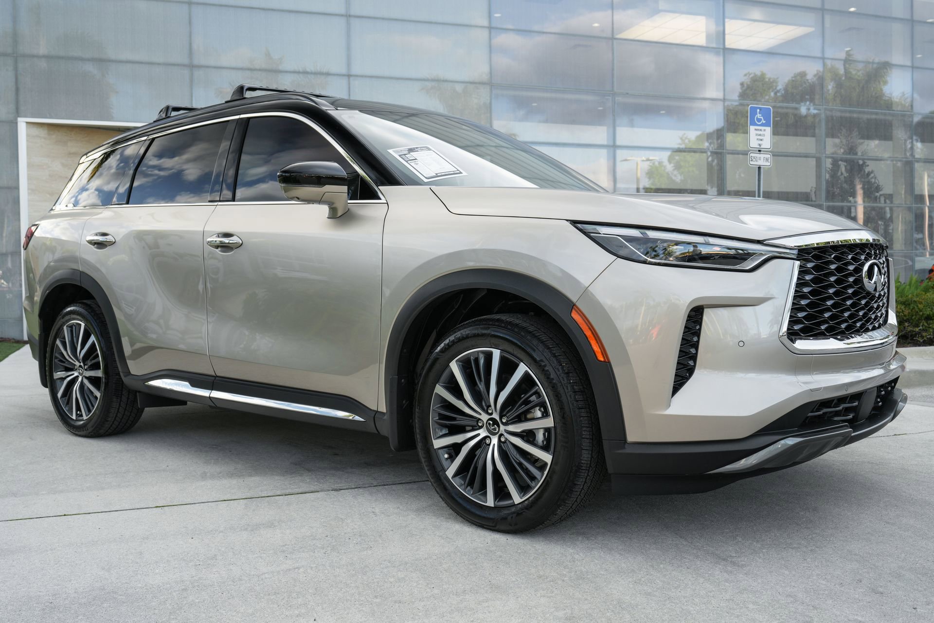 Used 2025 INFINITI QX60 Autograph w/ Cargo Package image 3