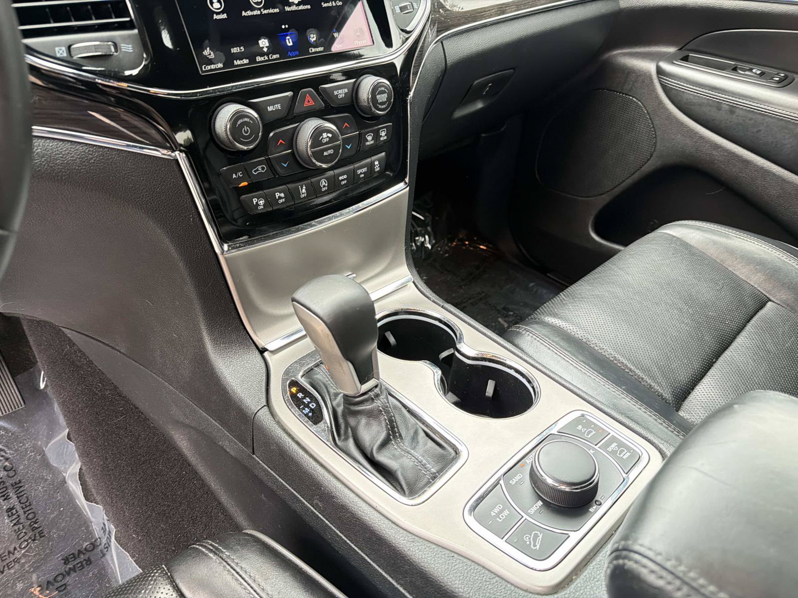 Used 2019 Jeep Grand Cherokee Overland AWD/4WD image 23