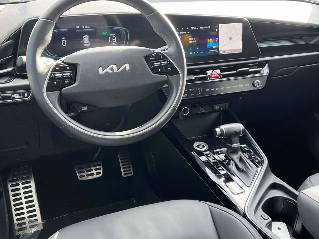 Used 2023 Kia Niro EX Touring image 2