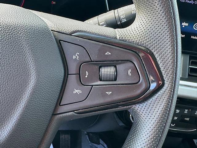 Used 2025 Chevrolet Trax LT w/ Sunroof Package image 23