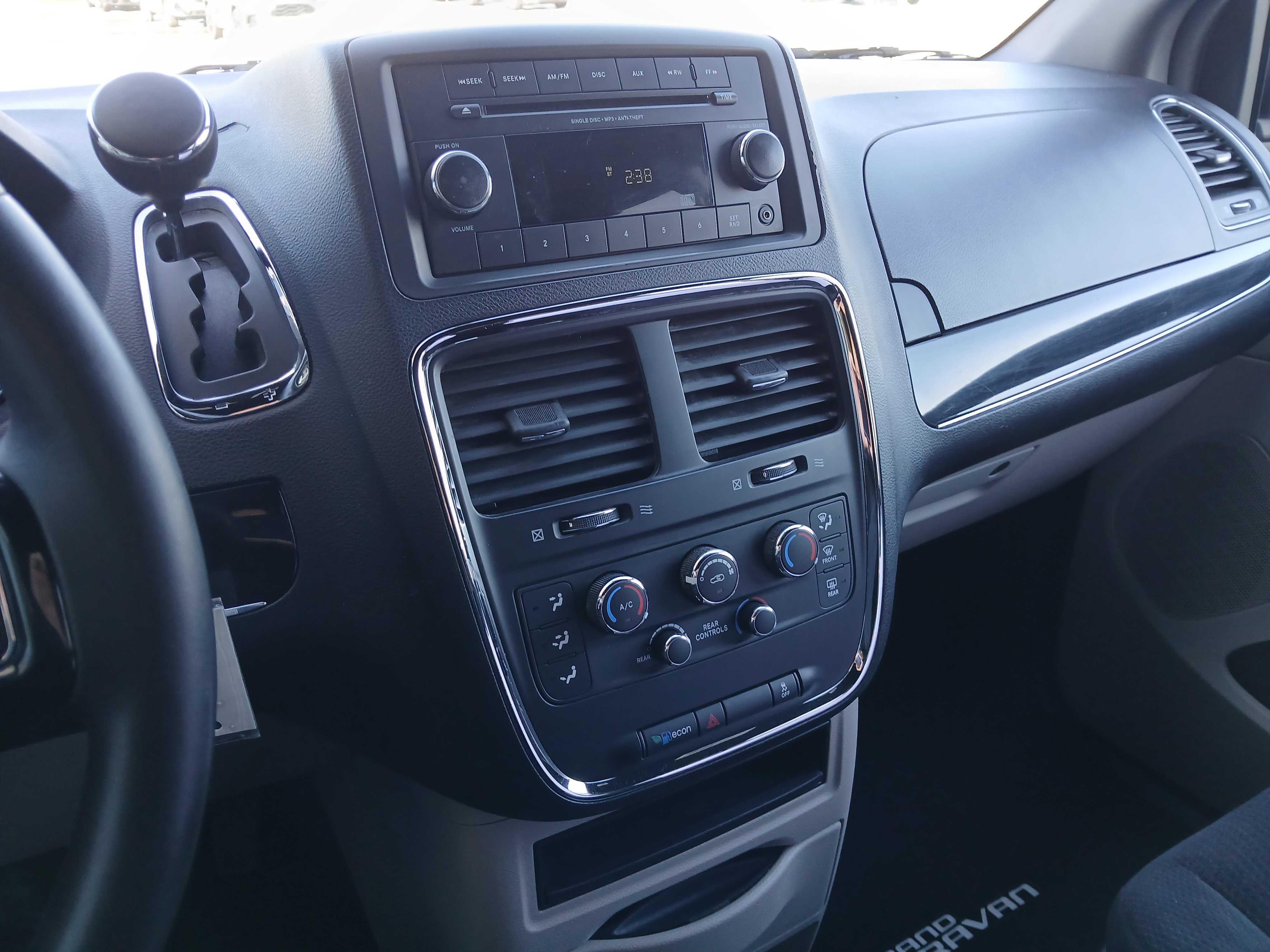 Used 2015 Dodge Grand Caravan SE image 13