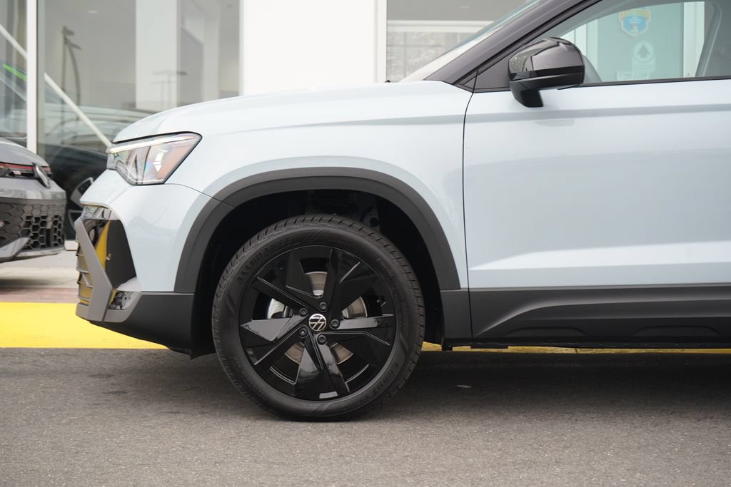 New 2026 Volkswagen Taos SE FWD image 2