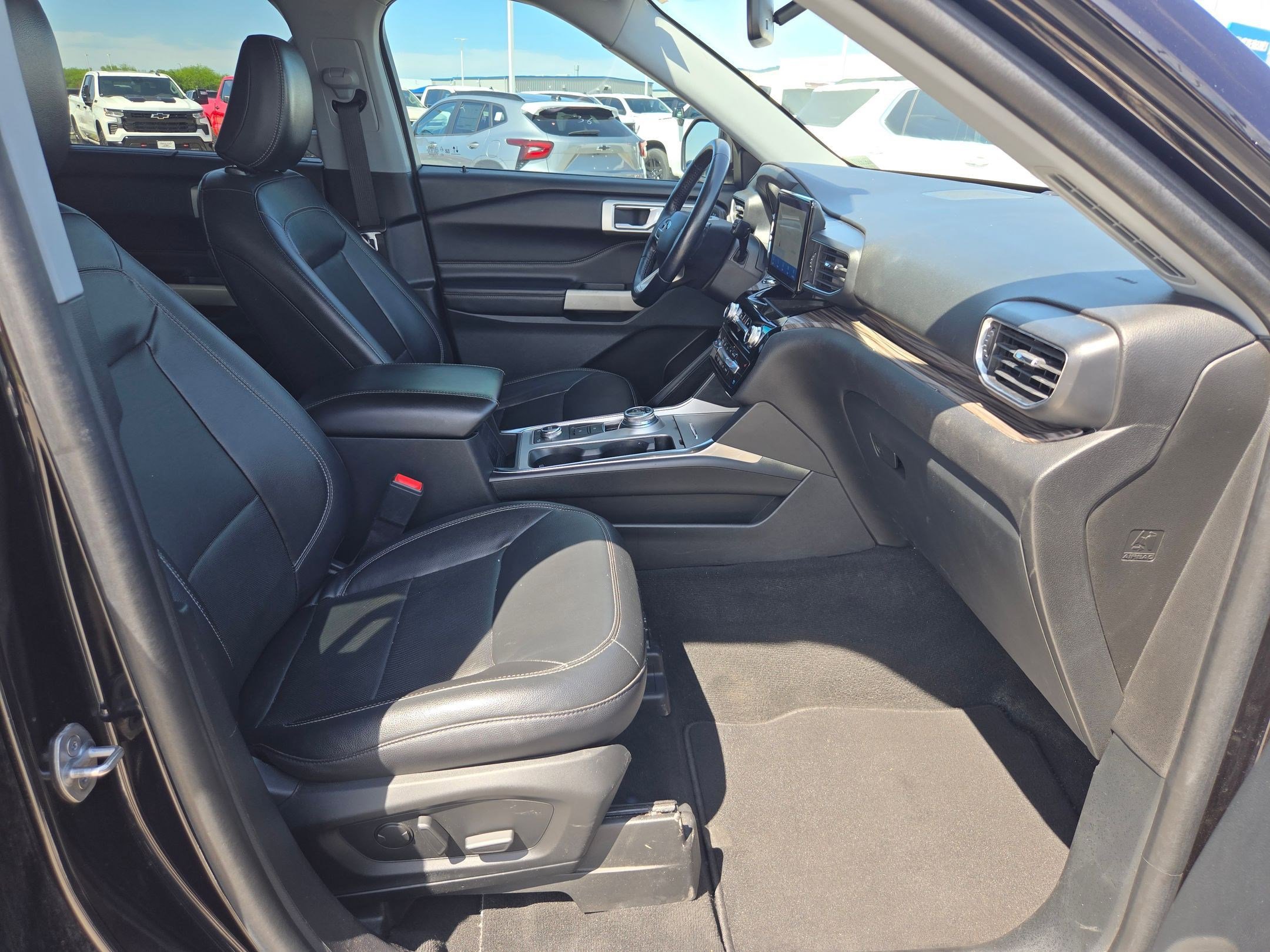 Used 2022 Ford Explorer Limited w/ Equipment Group 301A AWD/4WD image 24