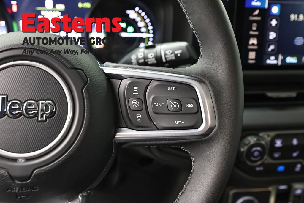 Used 2025 Jeep Wrangler Unlimited Sahara AWD/4WD image 16