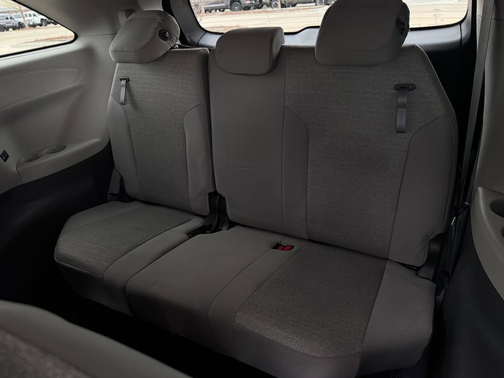 Used 2024 Toyota Sienna LE image 29