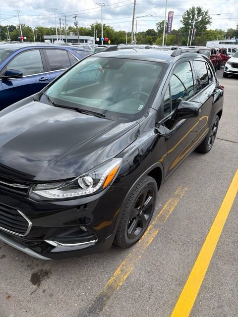 Used 2018 Chevrolet Trax Premier w/ Midnight Edition AWD/4WD image 3