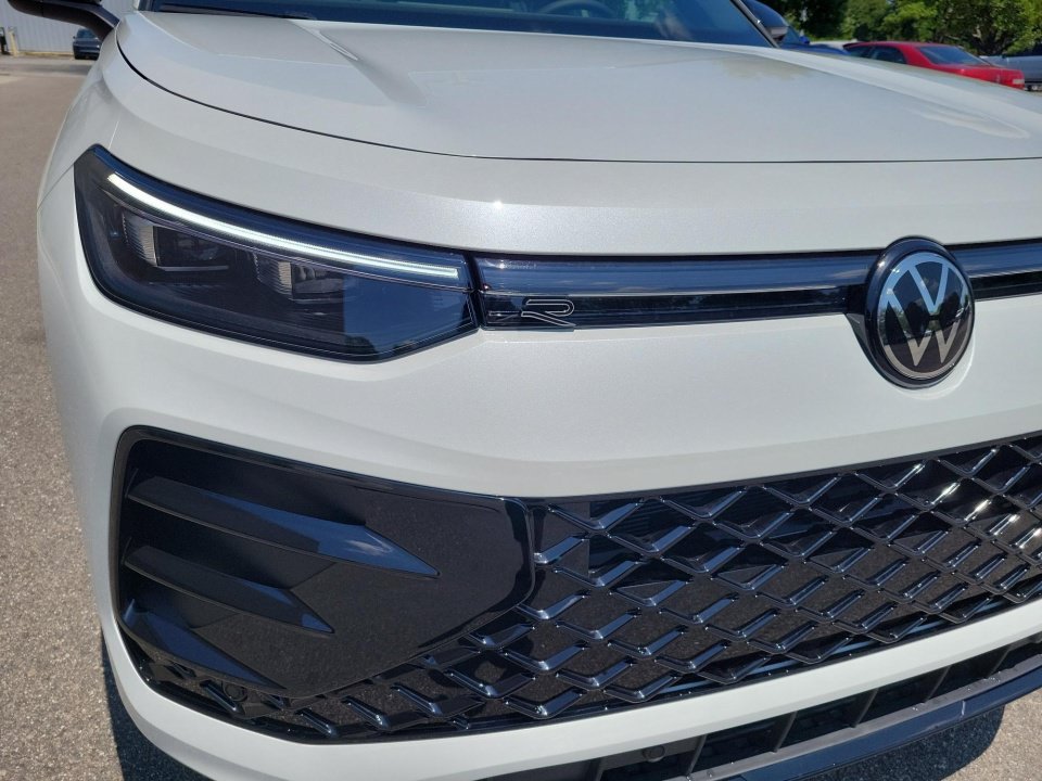 New 2026 Volkswagen Tiguan SE R-Line FWD image 24