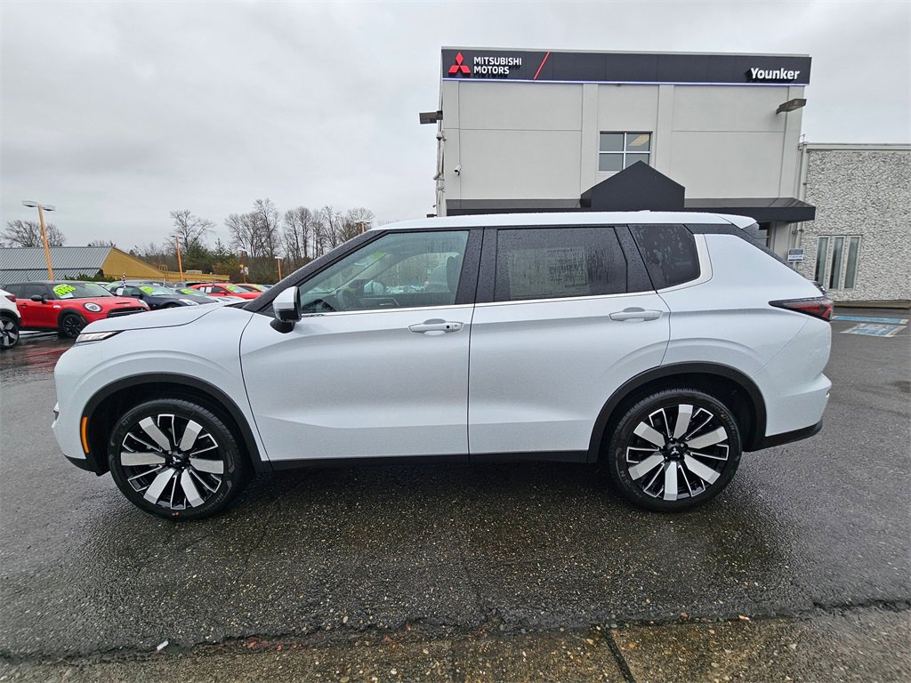 New 2026 Mitsubishi Outlander SE image 8