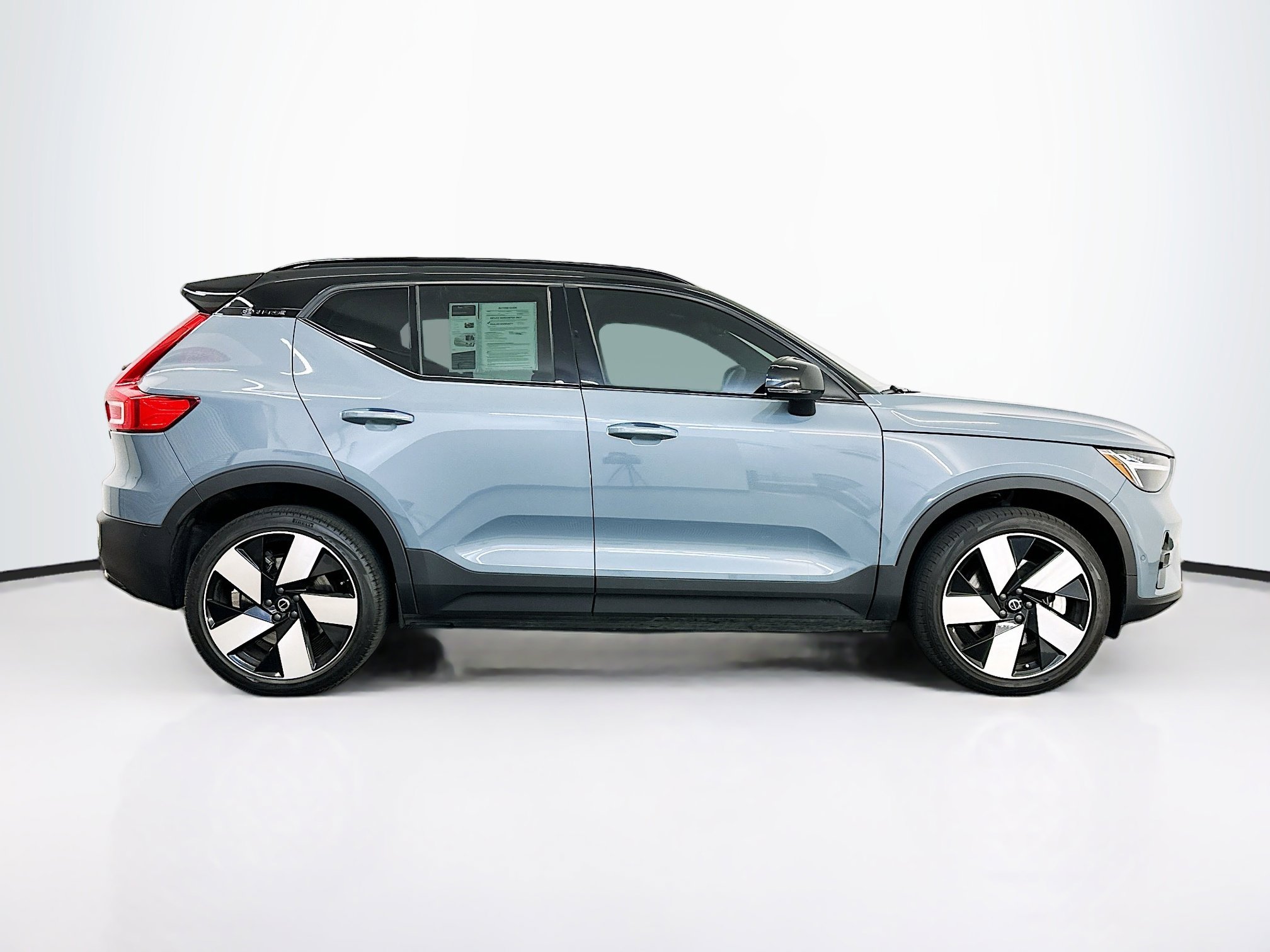 Used 2023 Volvo XC40 Recharge Plus image 10