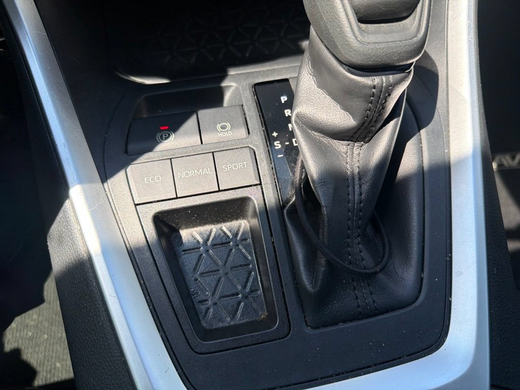 Used 2019 Toyota RAV4 LE FWD image 13