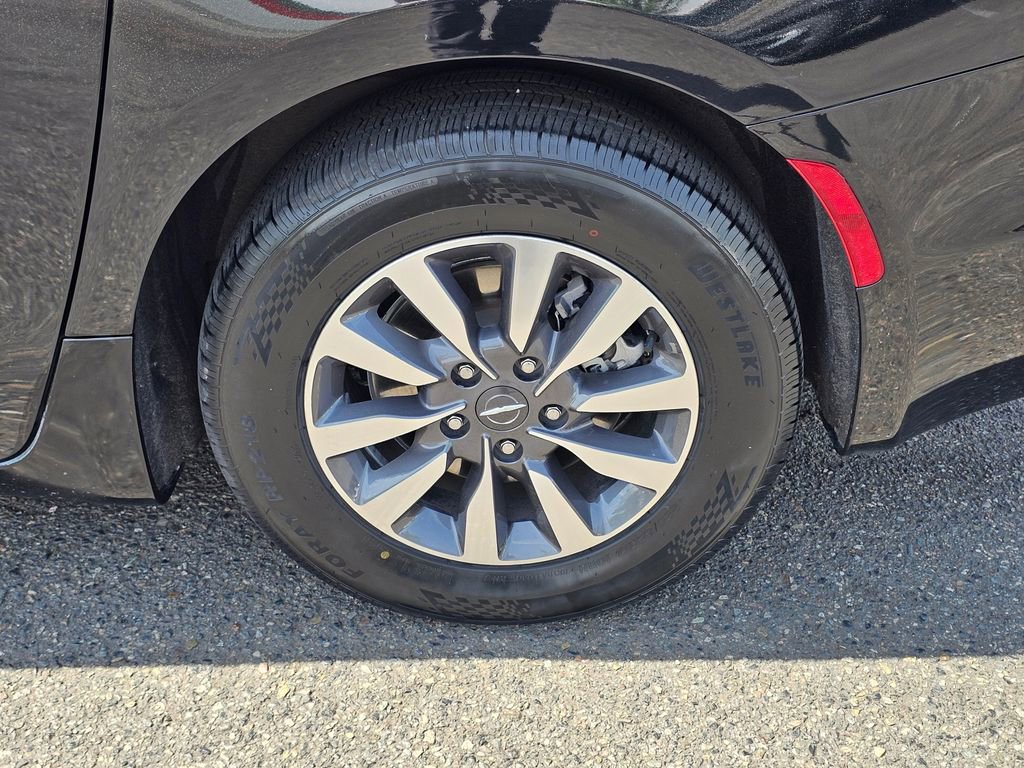 Used 2024 Chrysler Pacifica Limited FWD image 9