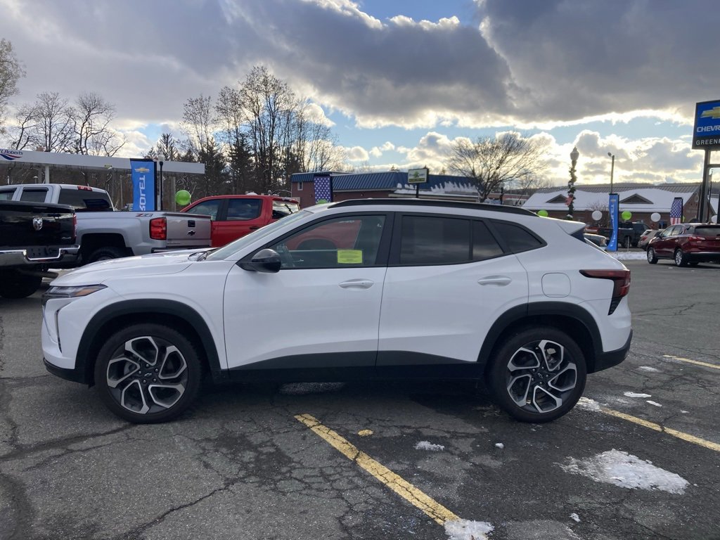 Used 2025 Chevrolet Trax RS w/ Sunroof Package image 4