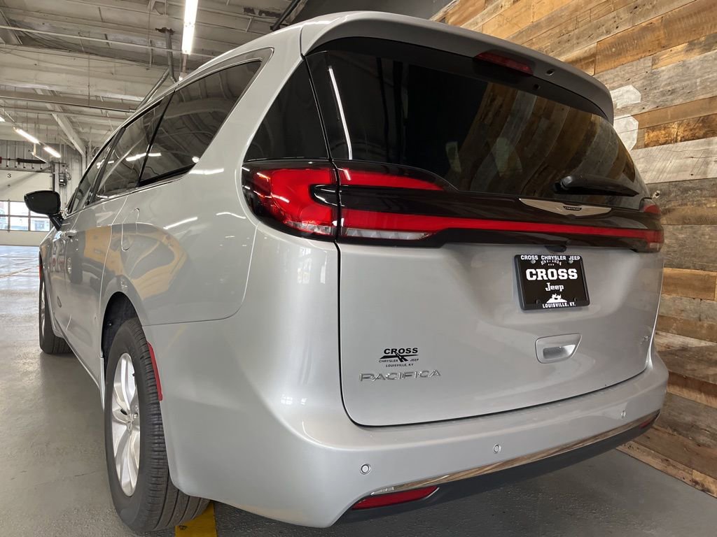 New 2026 Chrysler Pacifica Select image 18