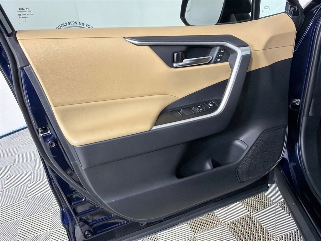 Used 2020 Toyota RAV4 XLE Premium image 11