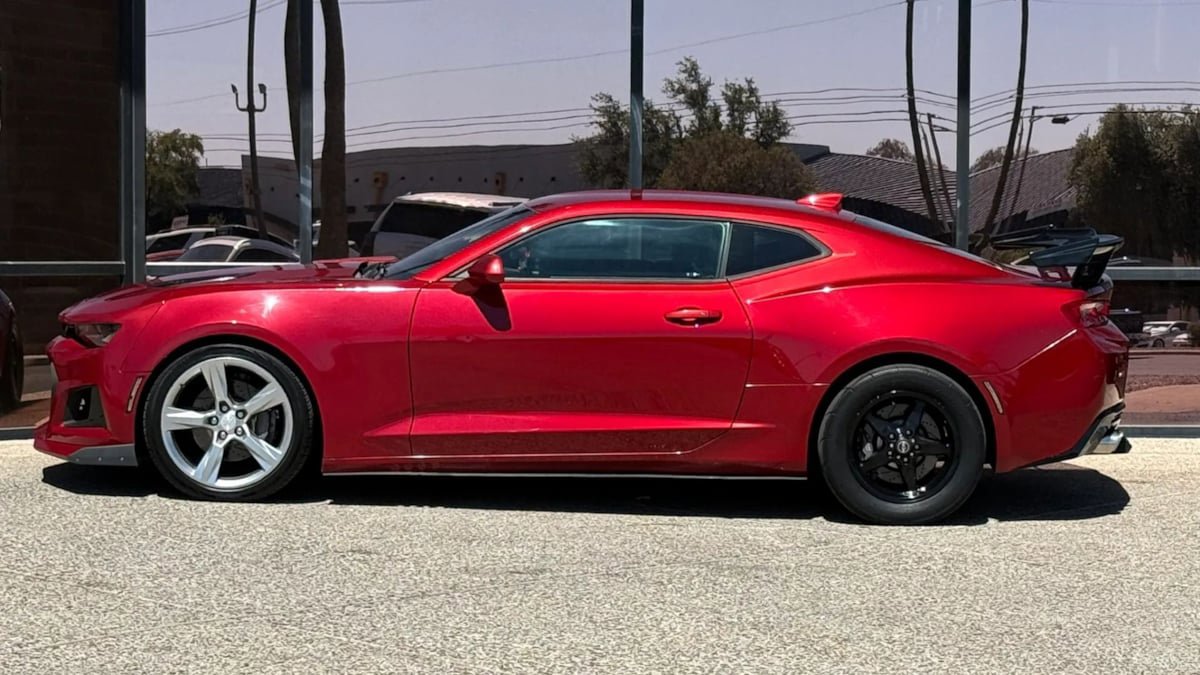 Used 2018 Chevrolet Camaro SS RWD image 4