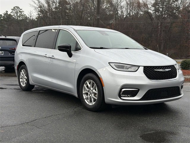 Used 2024 Chrysler Pacifica Touring-L image 15