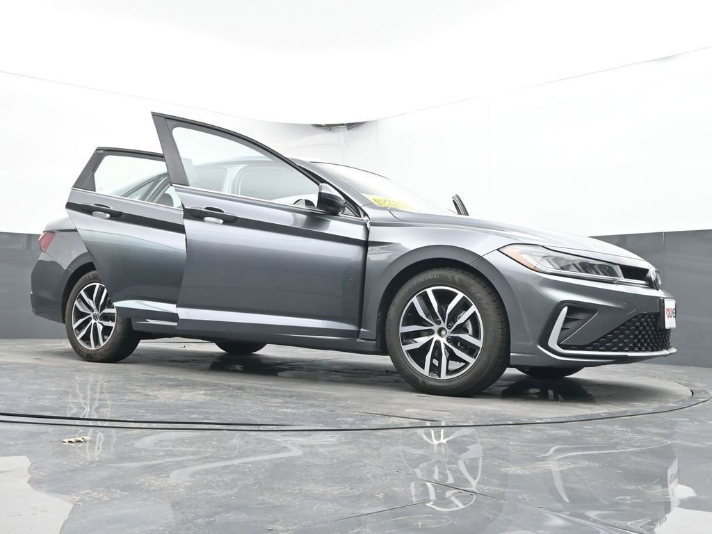 Used 2025 Volkswagen Jetta SE image 62