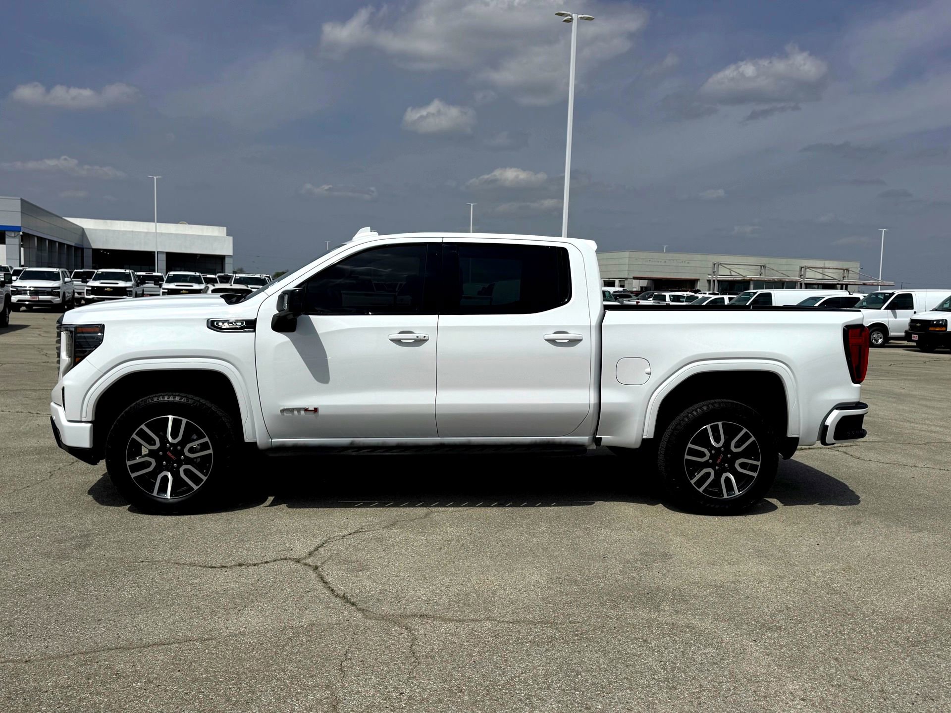Used 2024 GMC Sierra 1500 AT4 w/ Technology Package AWD/4WD image 10