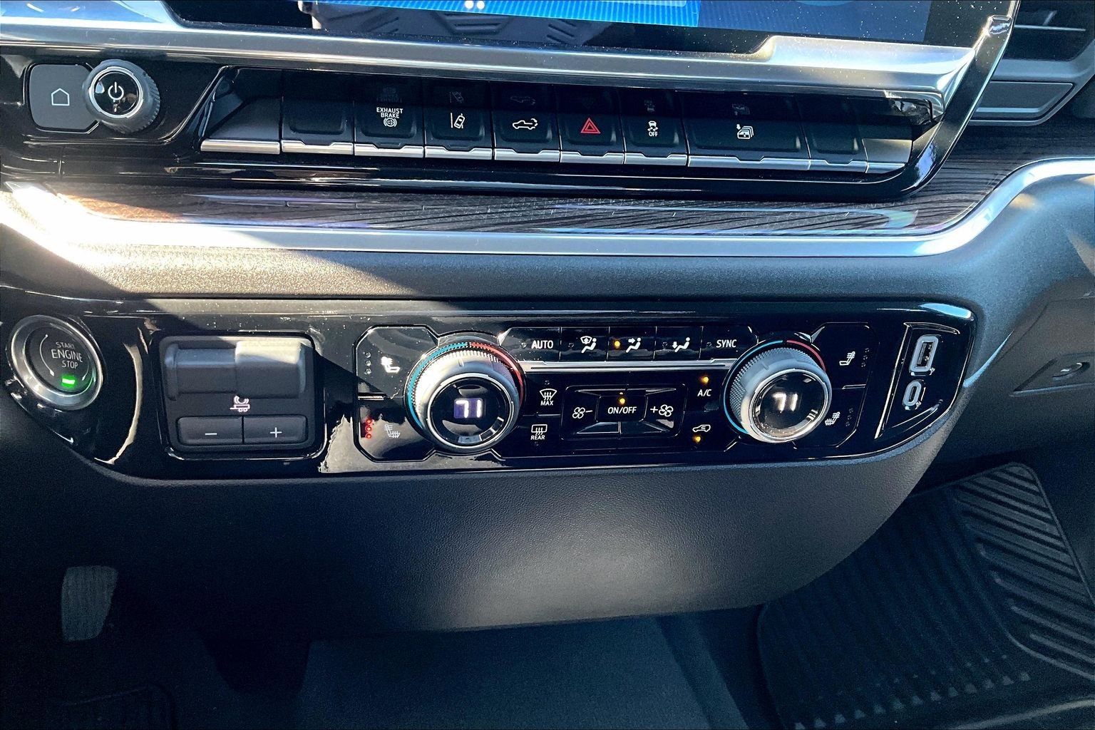 Used 2025 Chevrolet Silverado 2500 LT w/ Convenience Package image 16