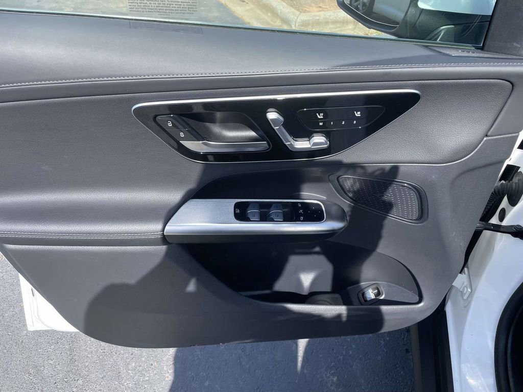Used 2024 Mercedes-Benz GLC 300 4MATIC image 24