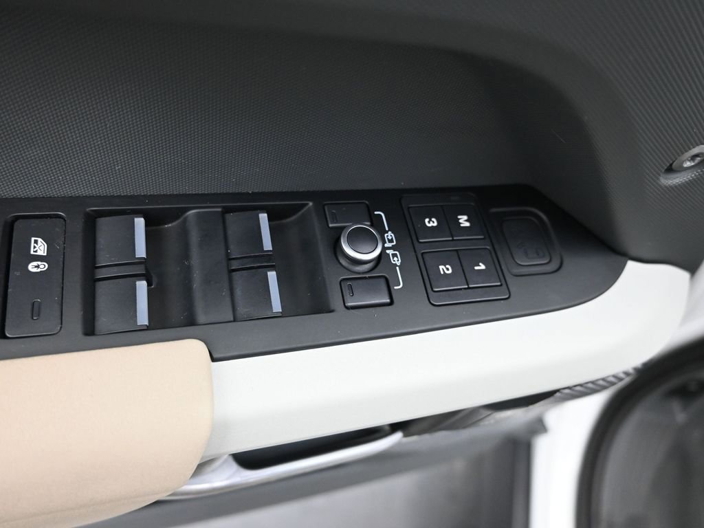 Used 2021 Land Rover Defender 110 SE image 21