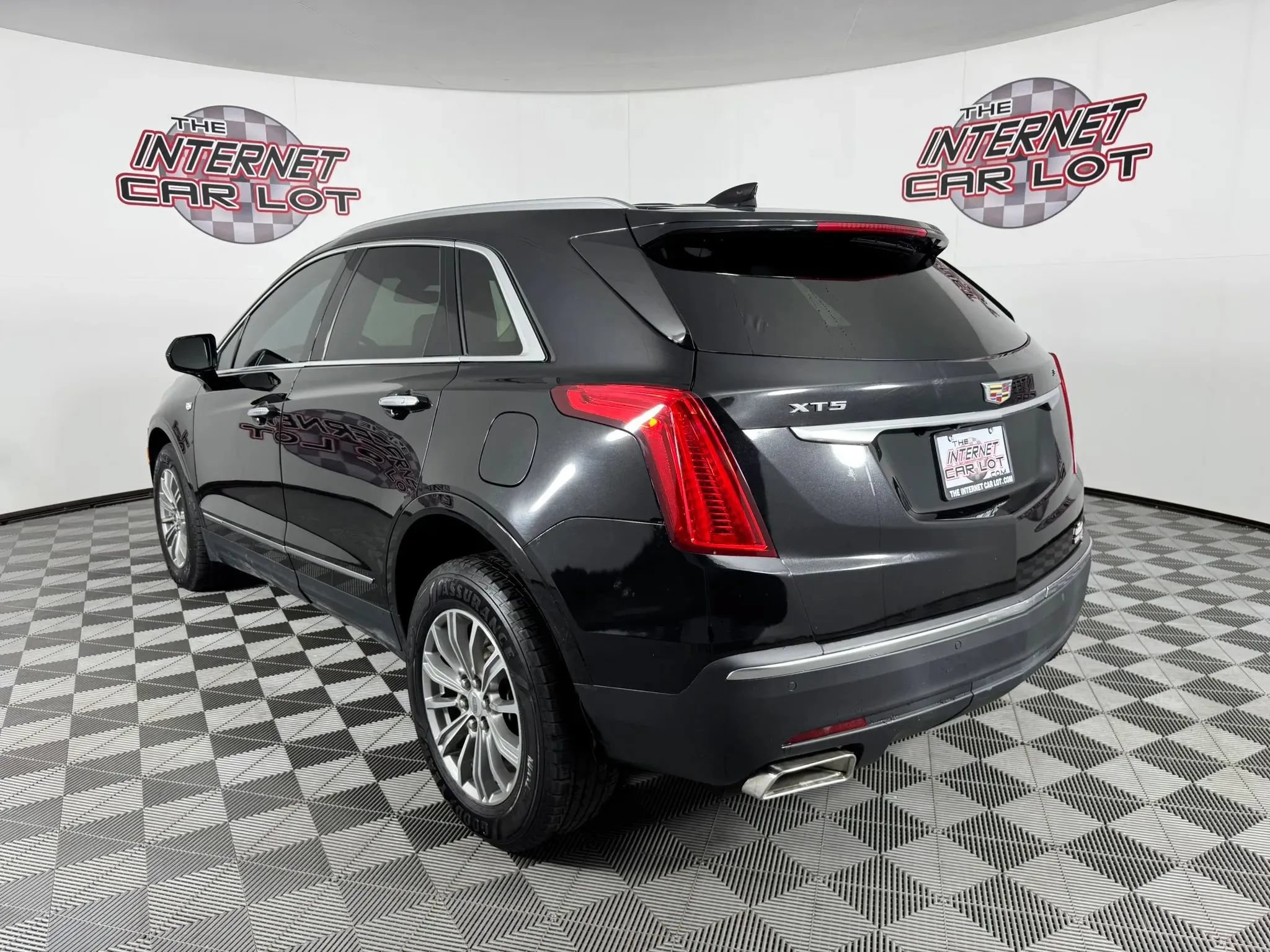 Used 2017 Cadillac XT5 Luxury w/ Driver Awareness Package FWD image 5