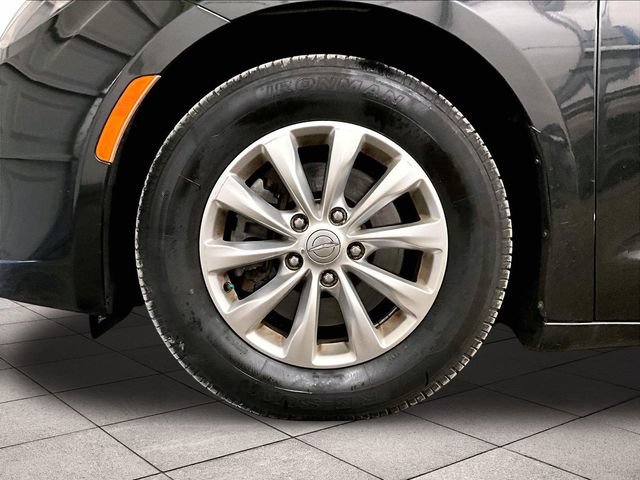 Used 2017 Chrysler Pacifica Touring w/ Tire & Wheel Group FWD image 8