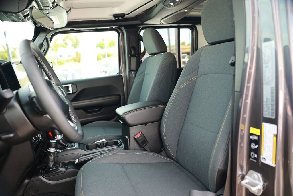 Used 2025 Jeep Wrangler Unlimited Sahara w/ Safety Group AWD/4WD image 18