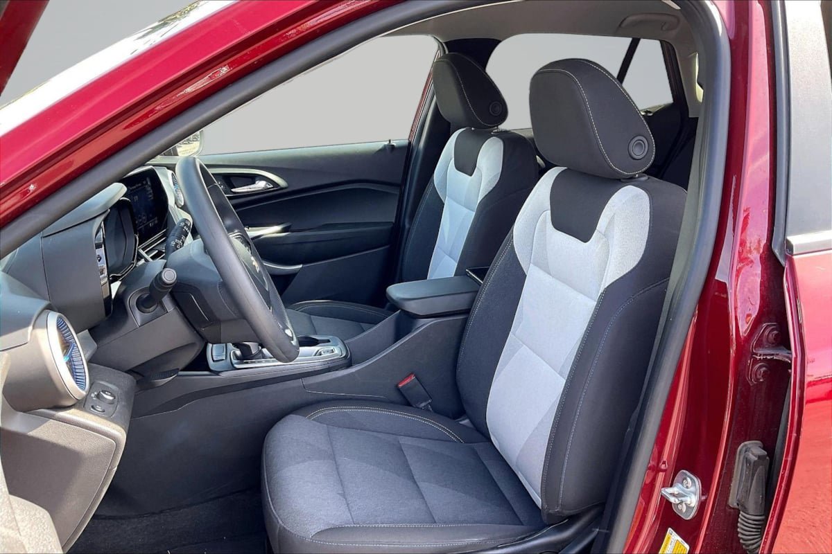 Used 2025 Chevrolet Trax LS FWD image 25