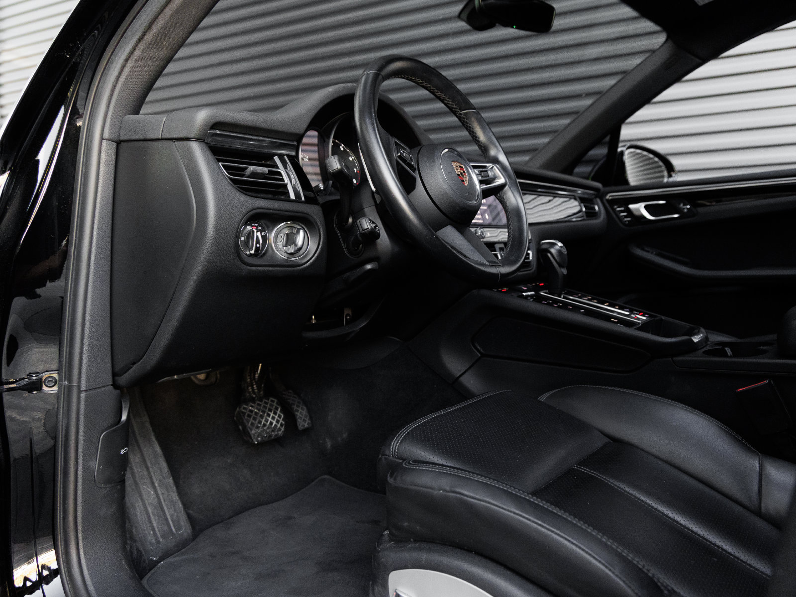Used 2023 Porsche Macan AWD/4WD image 4
