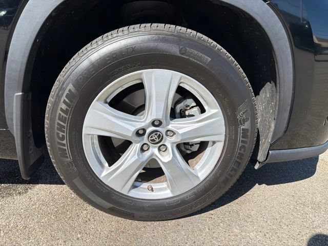 Used 2024 Toyota Highlander LE FWD image 25