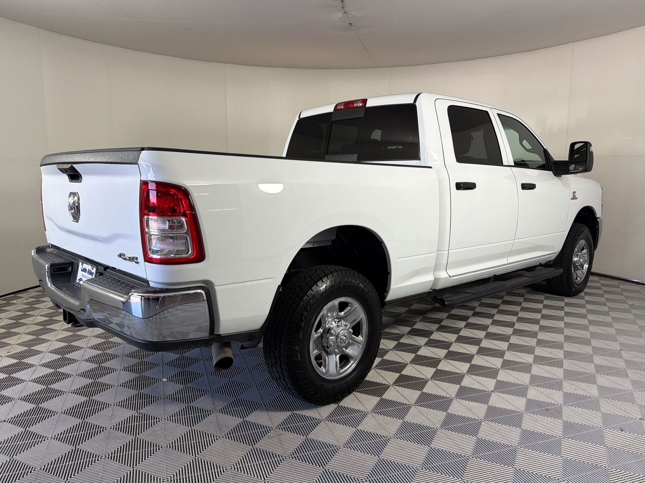 Used 2024 RAM 3500 Tradesman w/ Chrome Appearance Group AWD/4WD image 9
