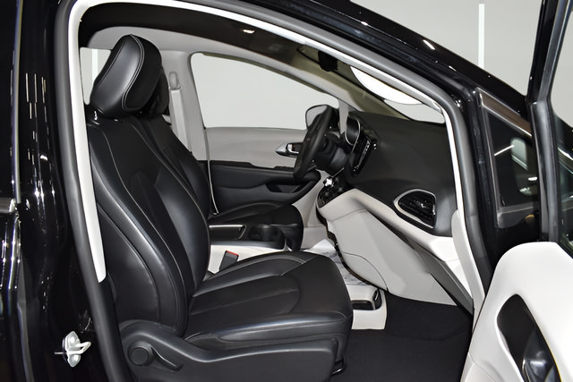 Certified 2024 Chrysler Pacifica Touring-L FWD image 17