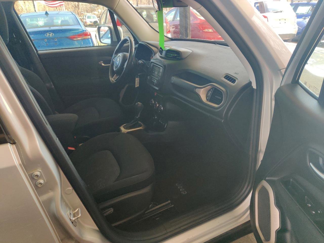 Used 2015 Jeep Renegade Latitude image 14