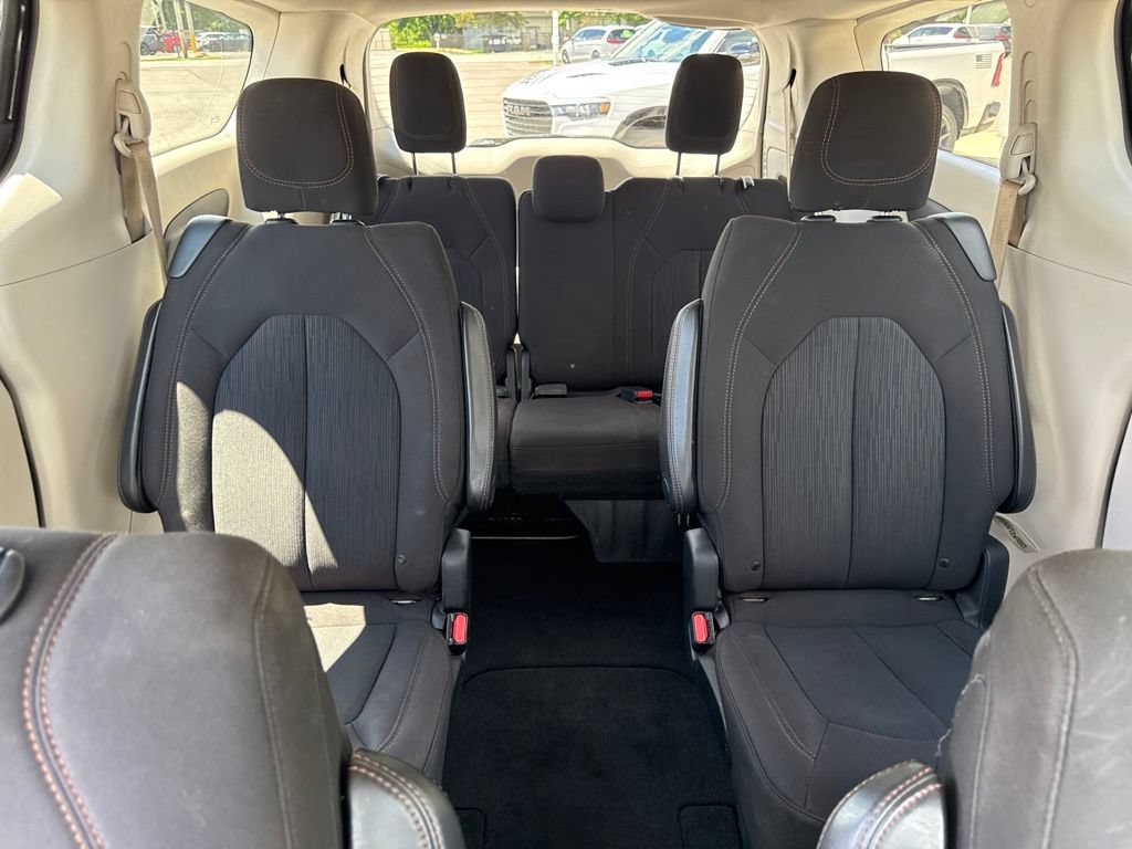 Used 2017 Chrysler Pacifica Touring FWD image 38